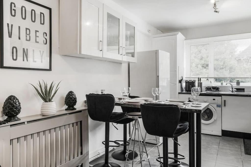 4 Bed Flat Sleeps Up To 9 Close To Brixton Апартаменты *